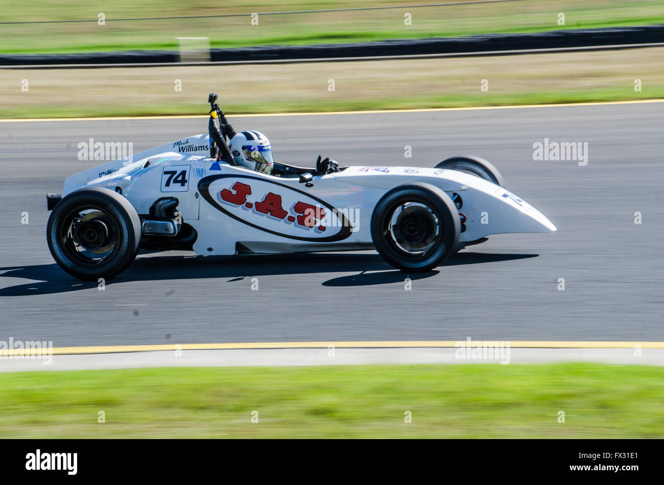 Sydney, Australia. 10th Apr, 2016. Day 2 of the New South Wales Motor Race Championships Round 2 featured a wide variety of racing including Supersports, Sports Sedans, Formula Cars, Improved Production, Formaula Vee and the Veloce Alfa. Pictured is Formula Vee racing. Credit:  Mitchell Burke/Pacific Press/Alamy Live News Stock Photo
