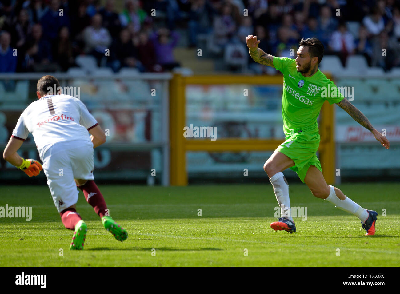 Turin, Italy. 10th April, 2016. Serie A Football. Torino versus Atalanta. Daniele Padelli stops the attack from Mauricio Pinilla Credit:  Action Plus Sports Images/Alamy Live News Stock Photo