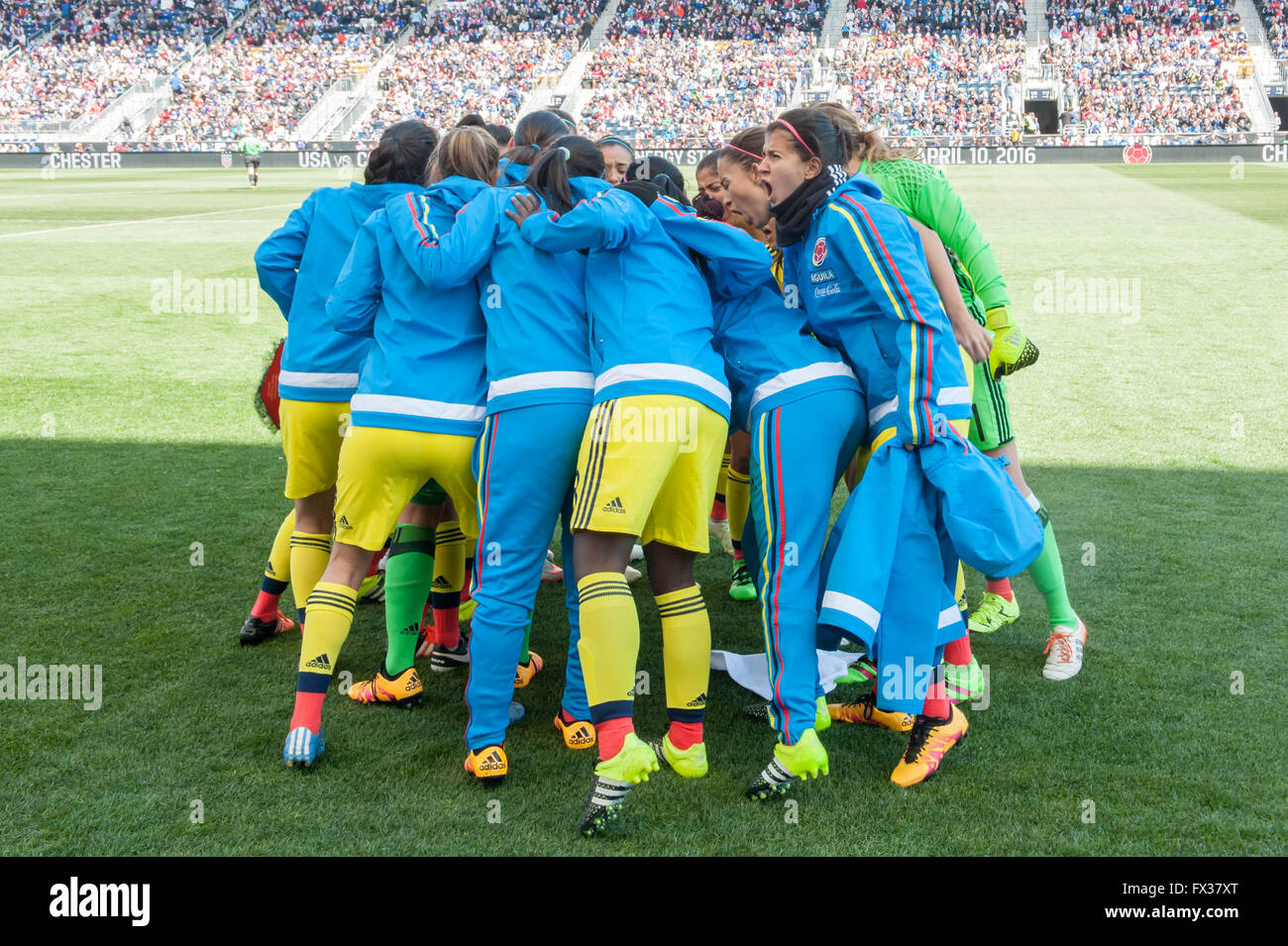 Women's football / soccer - Columbia's Women's National team huddle up before the game © Don Mennig/Alamy Live News Stock Photo