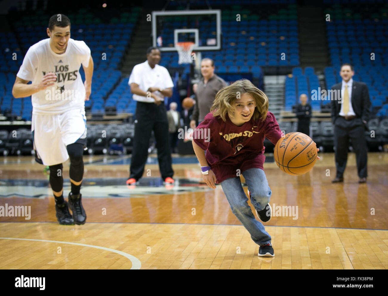 Minneapolis, Florida, USA. 10th Apr, 2016. Ethan Fisher playing one-on ...