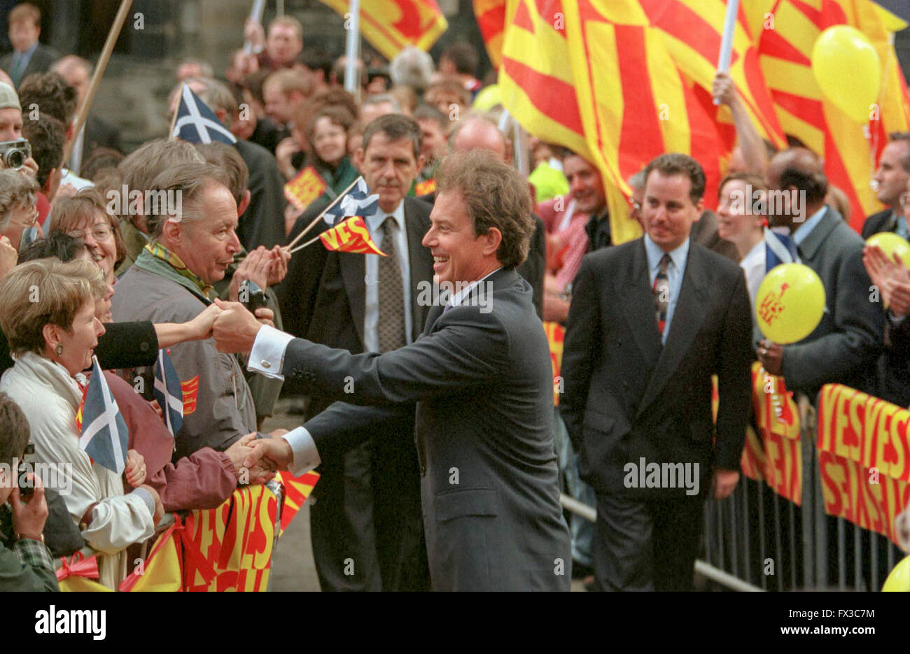 prime minister tony Blair in Edinburgh after the Yes campaign won the referendum vote in Scotland 1997 for Devolution Stock Photo