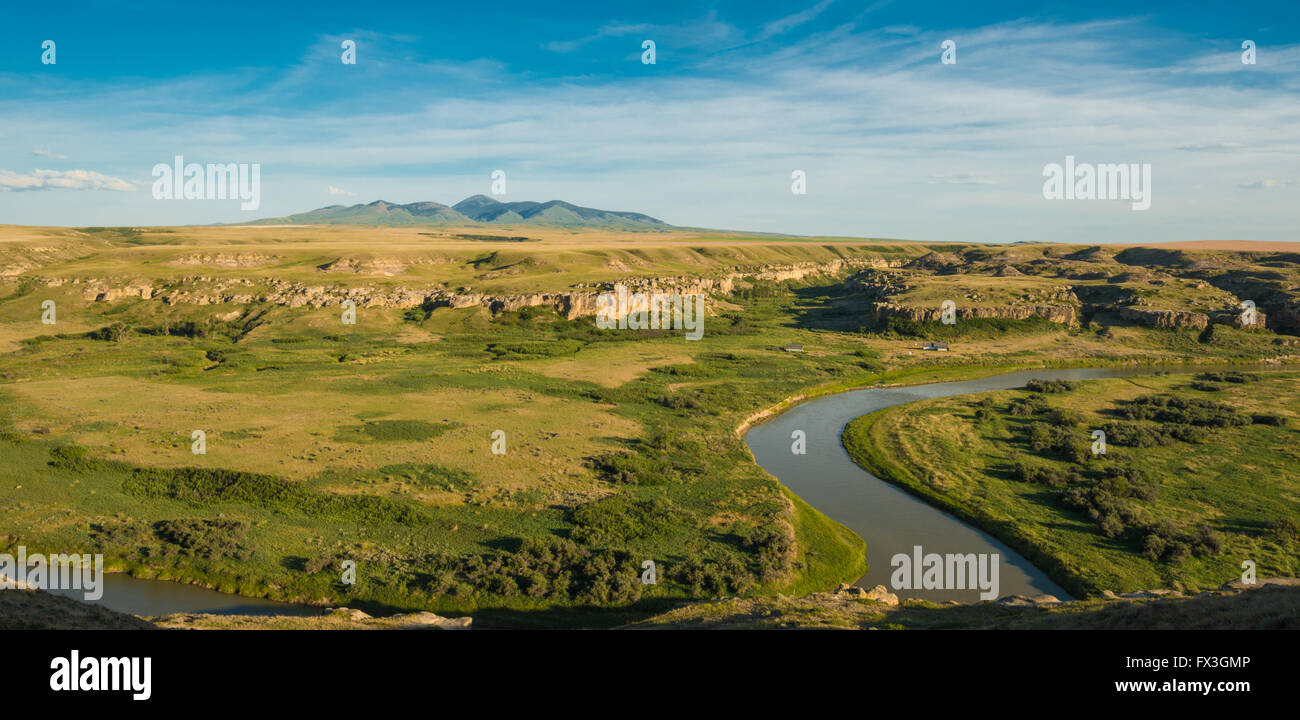 View of the Milk River valley in Writing-on-Stone Provincial Park with the Sweetgrass Hills in the background, Alberta, Canada Stock Photo
