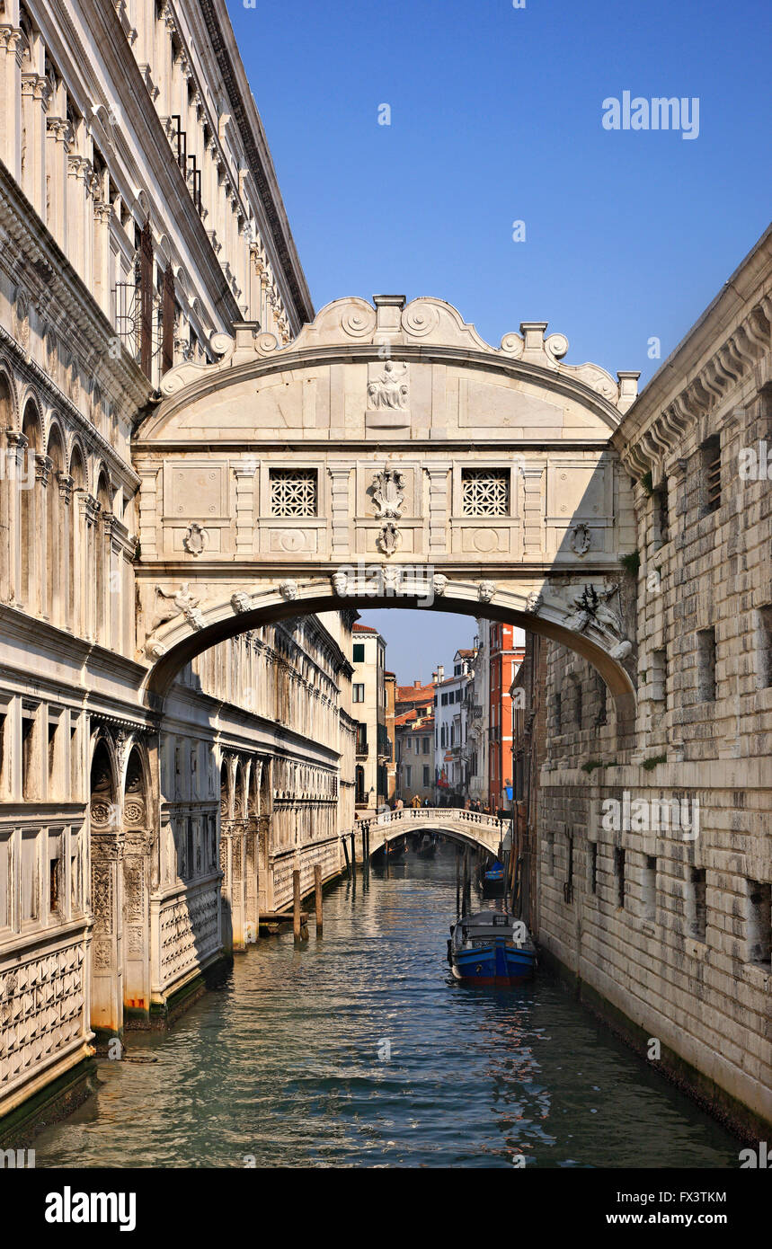 The "Bridge of Sighs" (Ponte dei Sospiri) connecting the Palazzo Ducale with the New Prison. Venice, Italy. Stock Photo
