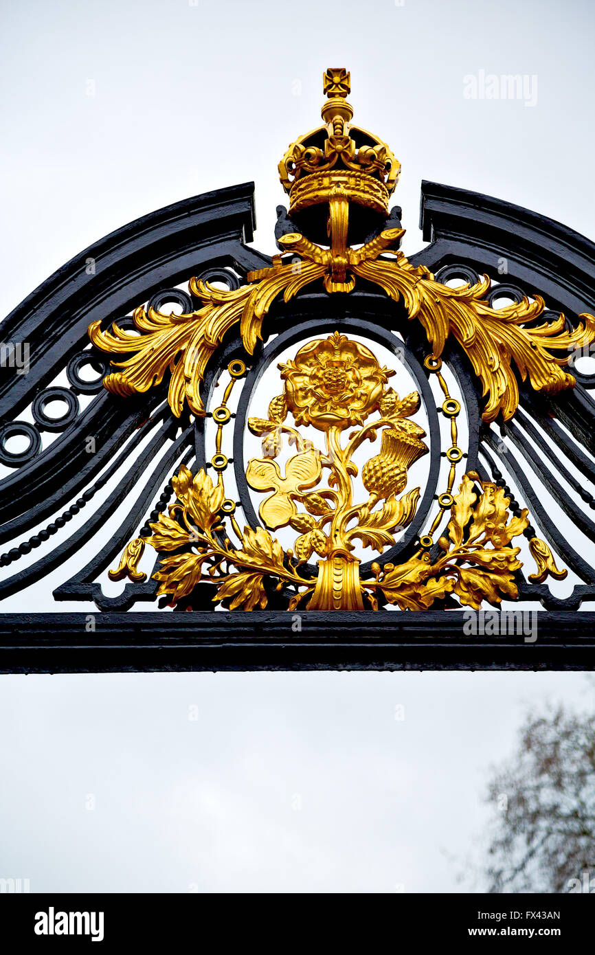 in london england the old metal gate royal palace Stock Photo - Alamy