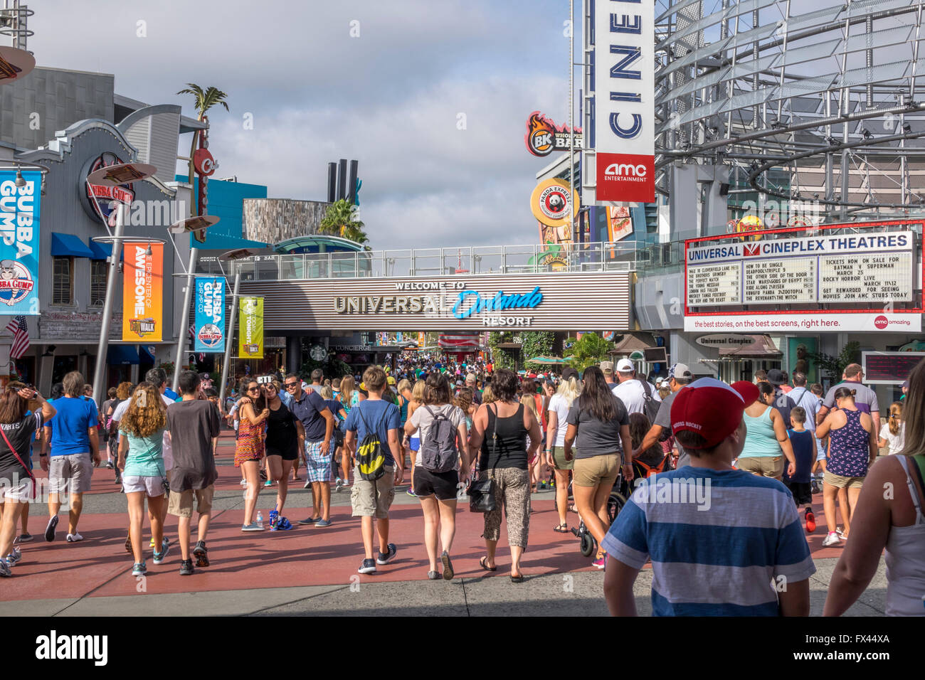 Crowds Walk From The Parking Garage At Universal Orlando Florida On A  Covered Walkway Bridge To The Entrance Stock Photo - Alamy