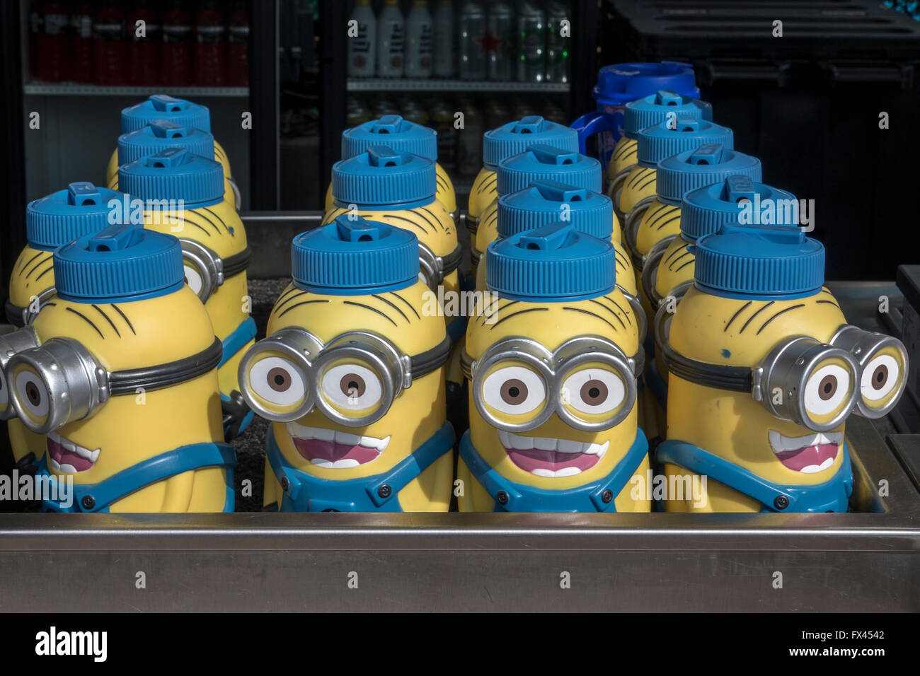 https://c8.alamy.com/comp/FX4542/dave-the-minion-souvenir-water-bottles-on-sale-in-a-retail-store-at-FX4542.jpg