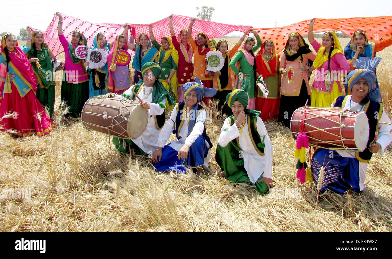 Patiala, India. 10th Mar, 2016. Artists perform the 'Bhangra', a Punjabi folk dance in a filed of wheat at village Reethkheri, Sirhind road. Baisakhi is the festival of the first harvest of the year right after the winter season in the north of India. © Rajesh Sachar/Pacific Press/Alamy Live News Stock Photo