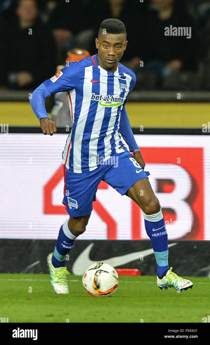 Berlin, Germany. 08th Apr, 2016. Hertha's Salomon Kalou in action during the German Bundesliga soccer match between Hertha BSC and Hannover 96 at the Olympiastadion in Berlin, Germany, 08 April 2016. Photo: WOLFRAM KASTL/dpa/Alamy Live News Stock Photo