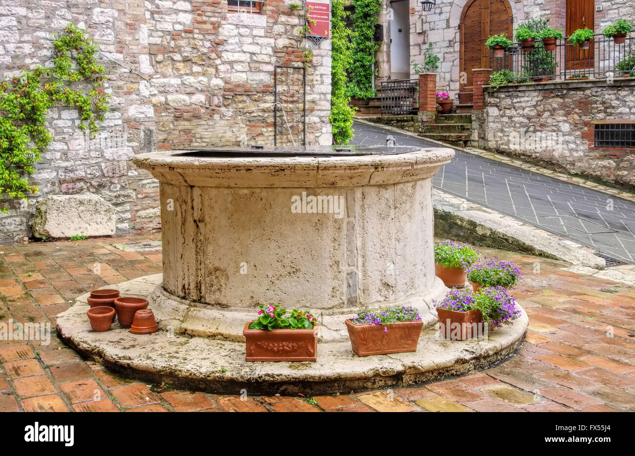Corciano in Umnrien, alter Brunnen - Corciano in Umbria, ancient well Stock Photo