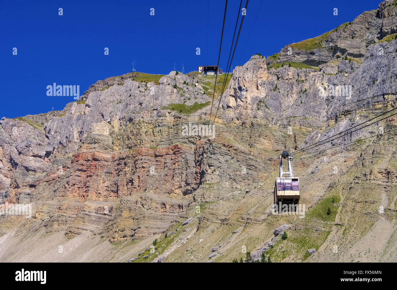 Seceda Seilbahn in den Dolomiten - ropeway to the mountain Seceda ...