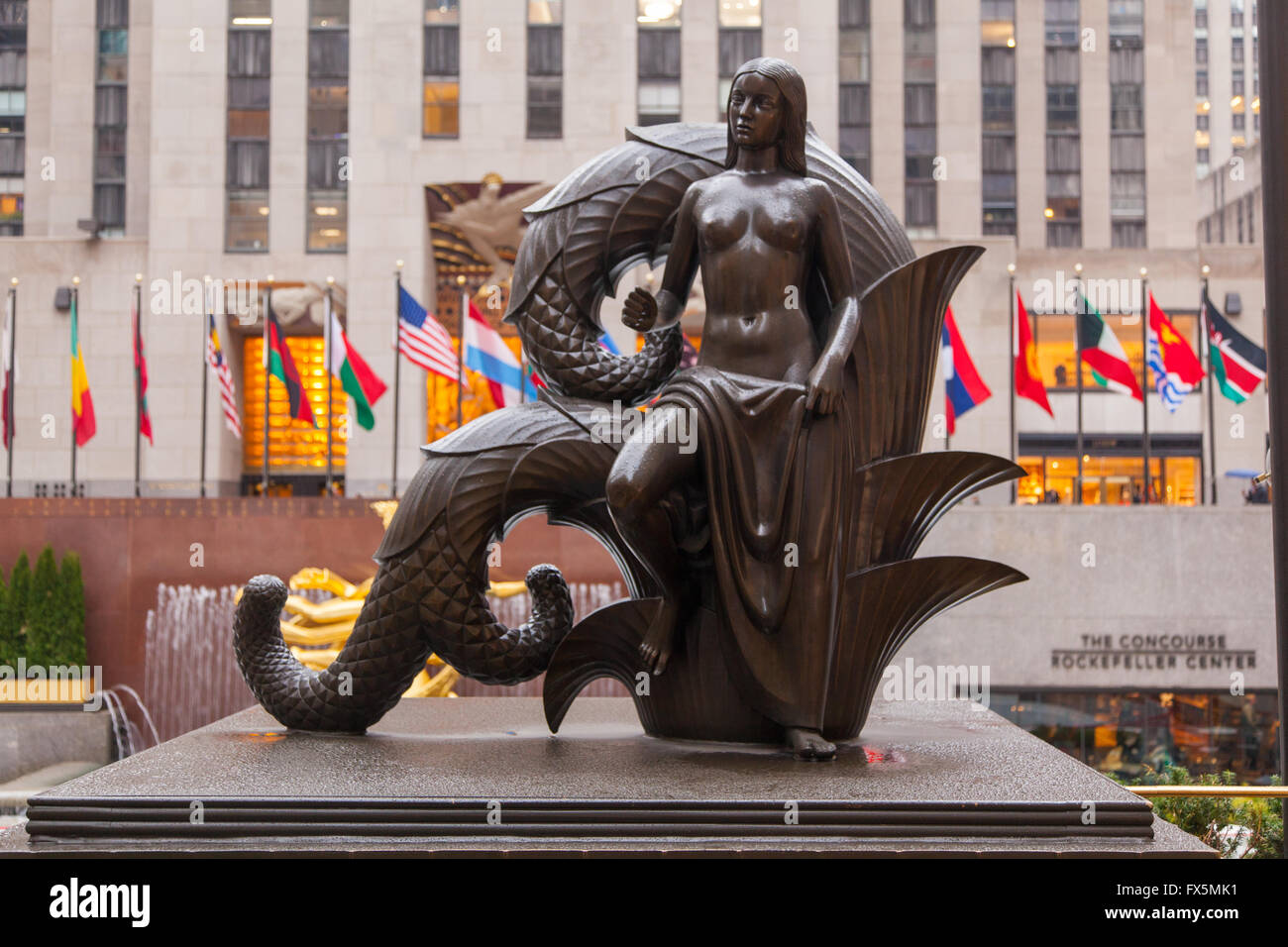 Bronze statue rockefeller center hi-res stock photography and images - Alamy