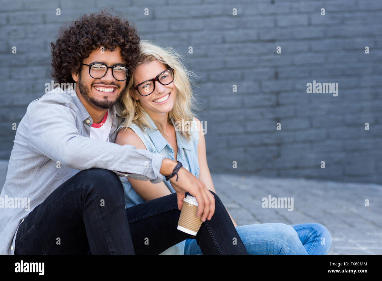 21 сток. Пара в очках. Пара в очках для зрения. Стильная пара в солнцезащитных очках. Sunglasses young couple.