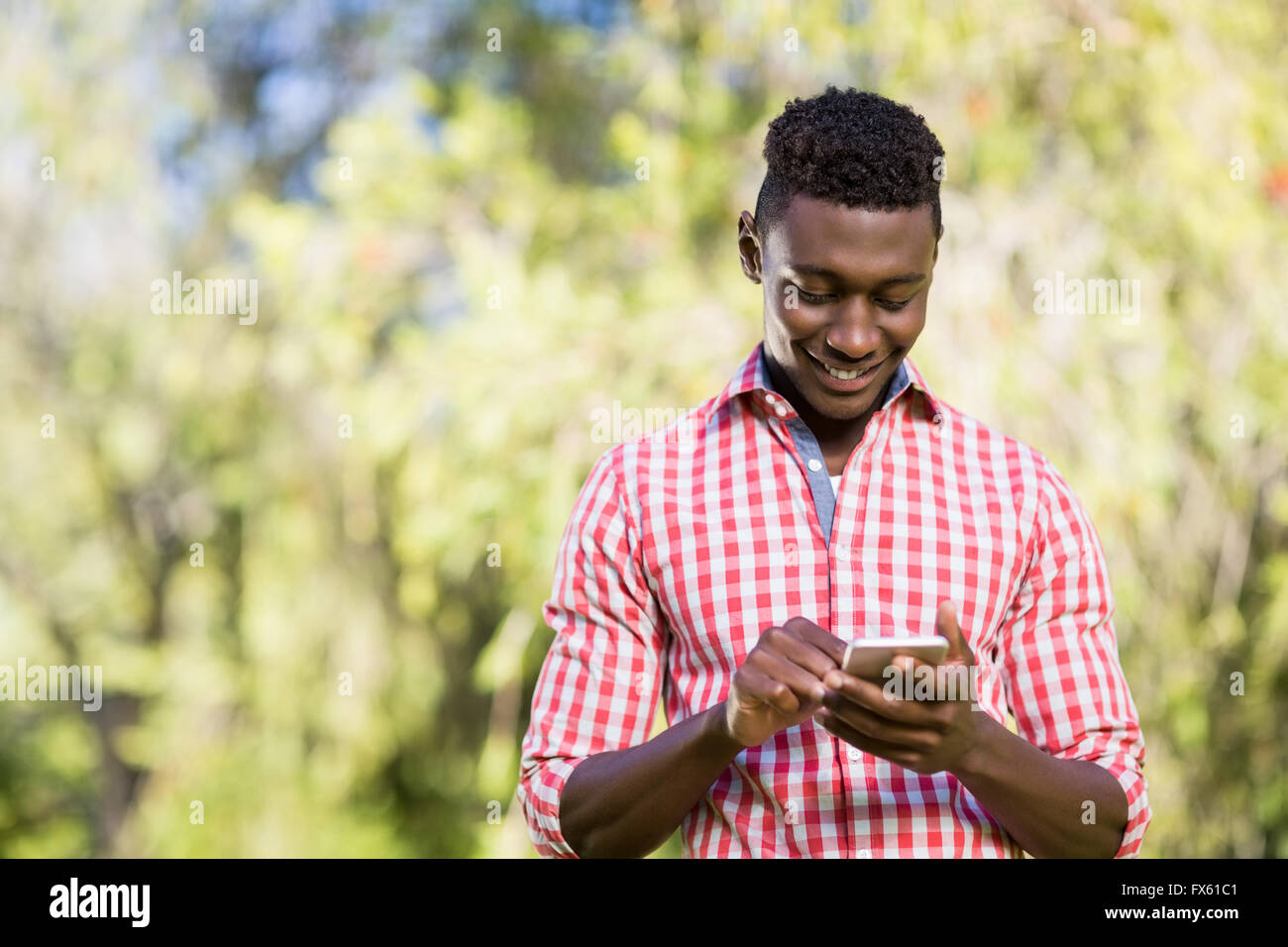 Happy black man smartphone hi-res stock photography and images - Alamy