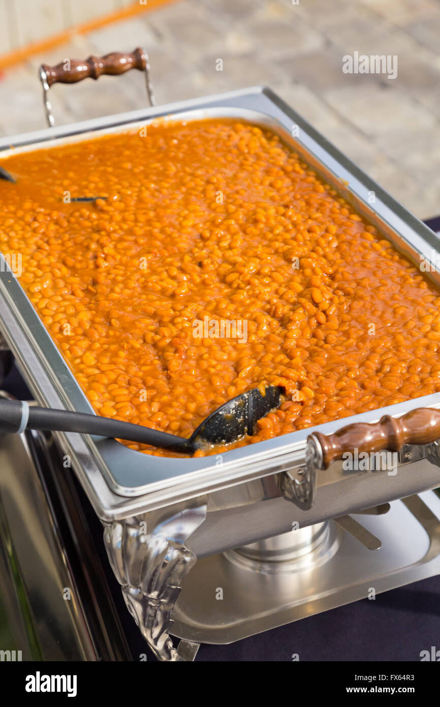 https://c8.alamy.com/comp/FX64R3/baked-beans-at-a-wedding-reception-party-buffet-line-FX64R3.jpg