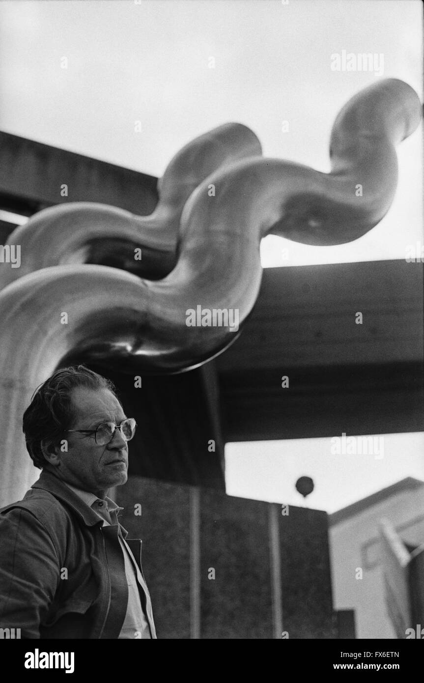 Archive image of  photographer Jorge Lewinski, 1921-2008, photographed at the South Bank Centre, London, by Mark Dunn, 1979. Sculpture 'Zemran', 1971, by William Pye, b. 1938 Stock Photo