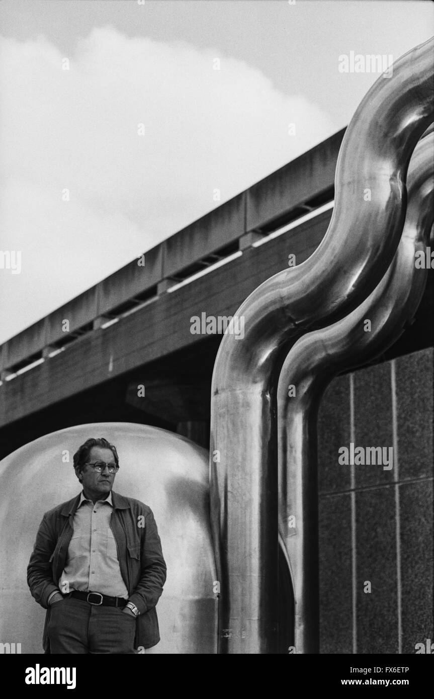 Archive image of  photographer Jorge Lewinski, 1921-2008, photographed at the South Bank Centre, London, by Mark Dunn, 1979. Sculpture 'Zemran', 1971, by William Pye, b. 1938 Stock Photo