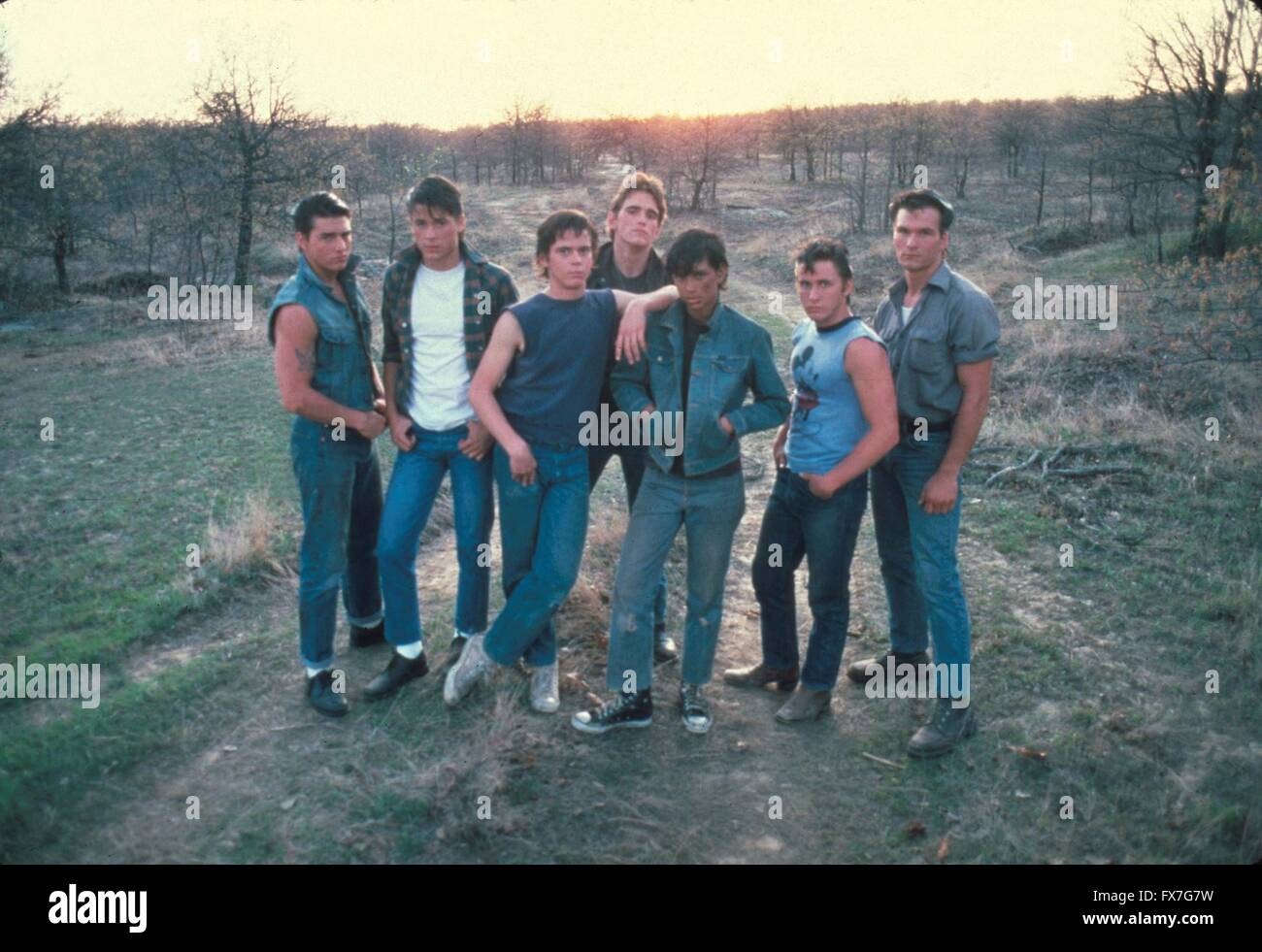 The Outsiders Year : 1983 USA Director : Francis Ford Coppola Tom Cruise, Rob Lowe, C. Thomas Howell, Matt Dillon, Ralph Macchio, Emilio Estevez, Patrick Swayze Stock Photo