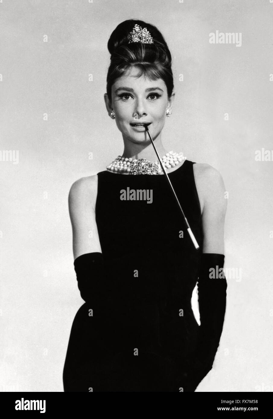 audrey hepburn black dress pearls Breakfast at Tiffany's Audrey Hepburn Black Tight Dress – Hoprom