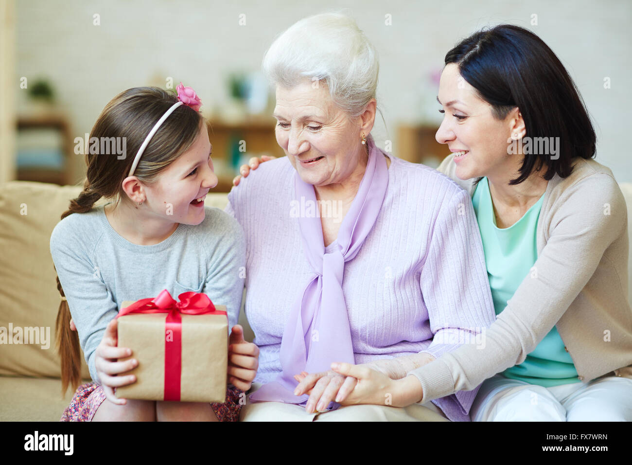 Granddaughter gifts. Подарок бабушке на новый год идеи. Подарок пожилому человеку. Подарок бабушке читать. Подарок бабушке.