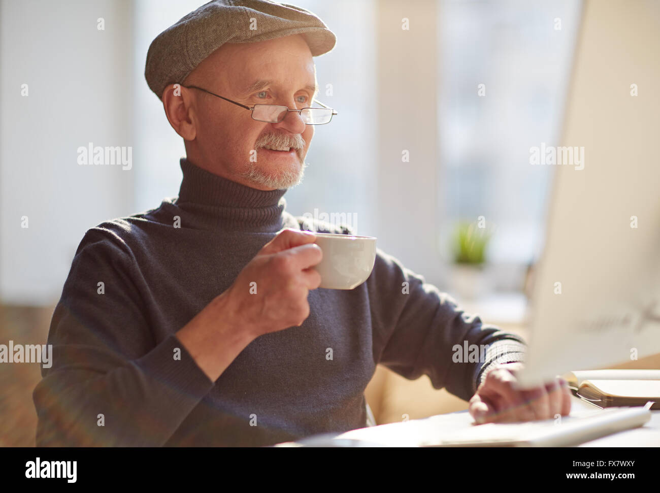 Computer addiction hi-res stock photography and images - Alamy