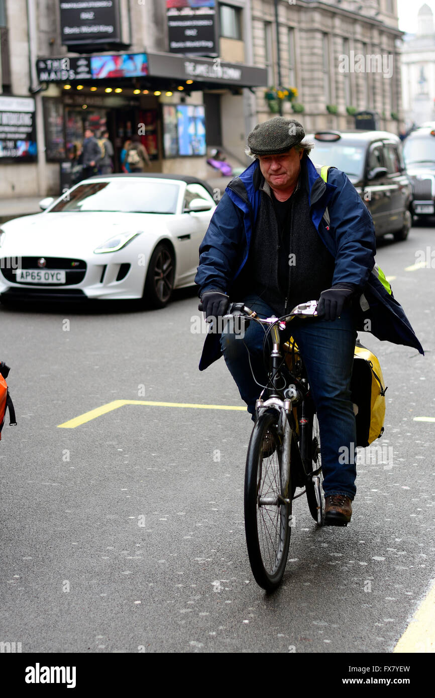 Man wearing flat cap hi-res stock photography and images - Alamy