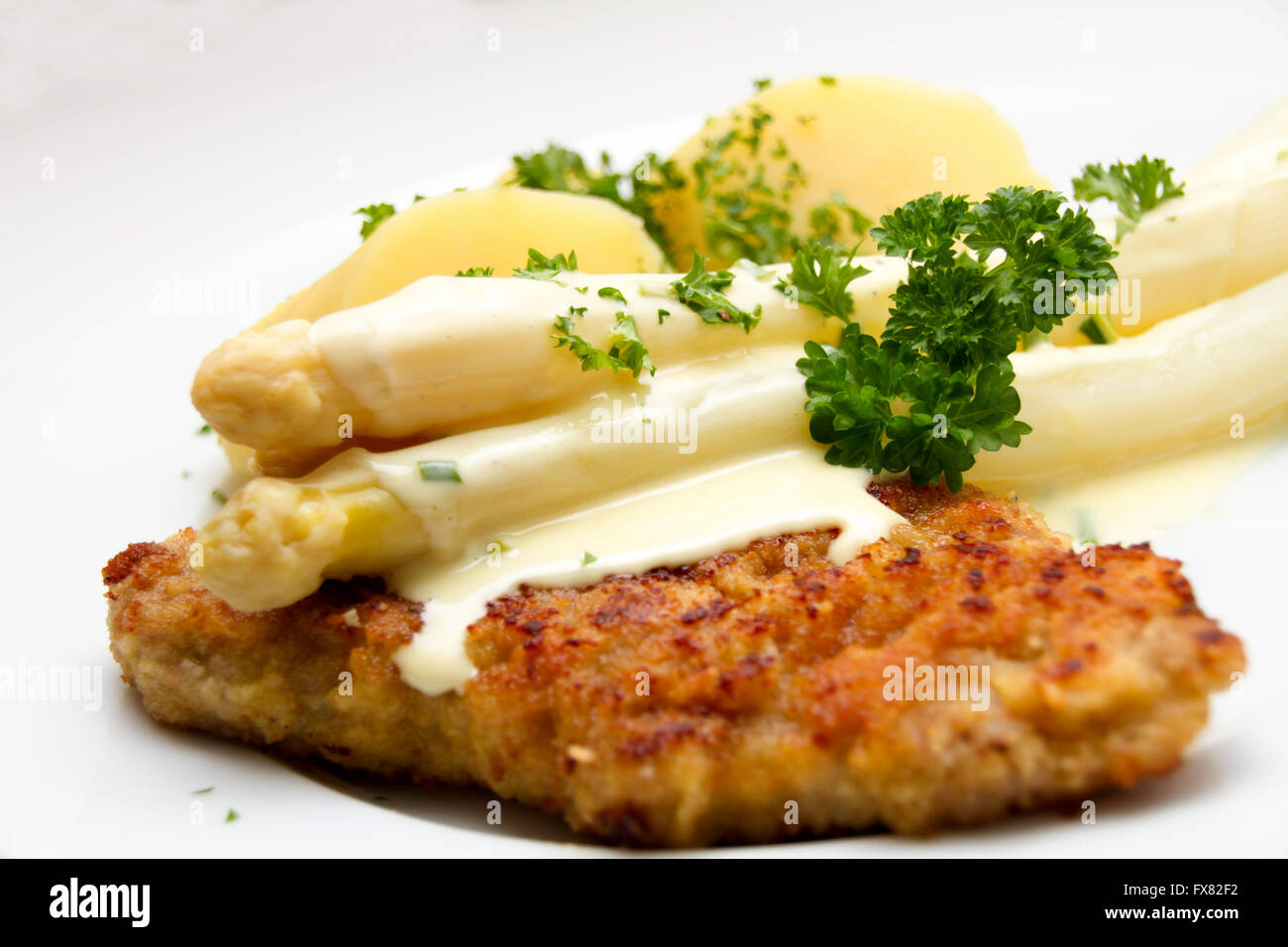 Spargel mit Schnitzel und Salzkartoffeln Stock Photo - Alamy