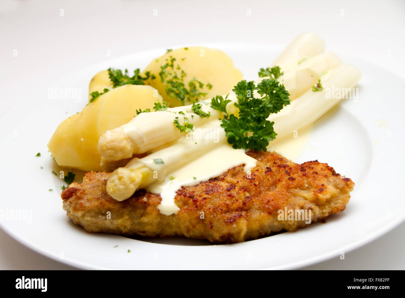 Spargel mit Schnitzel und Salzkartoffeln Stock Photo