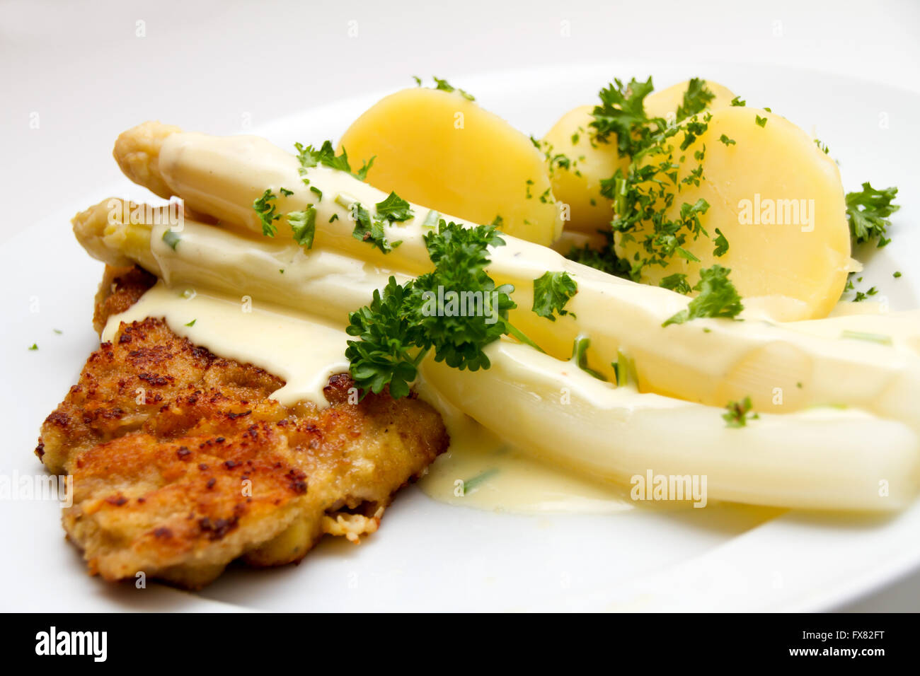 Spargel mit Schnitzel und Salzkartoffeln Stock Photo