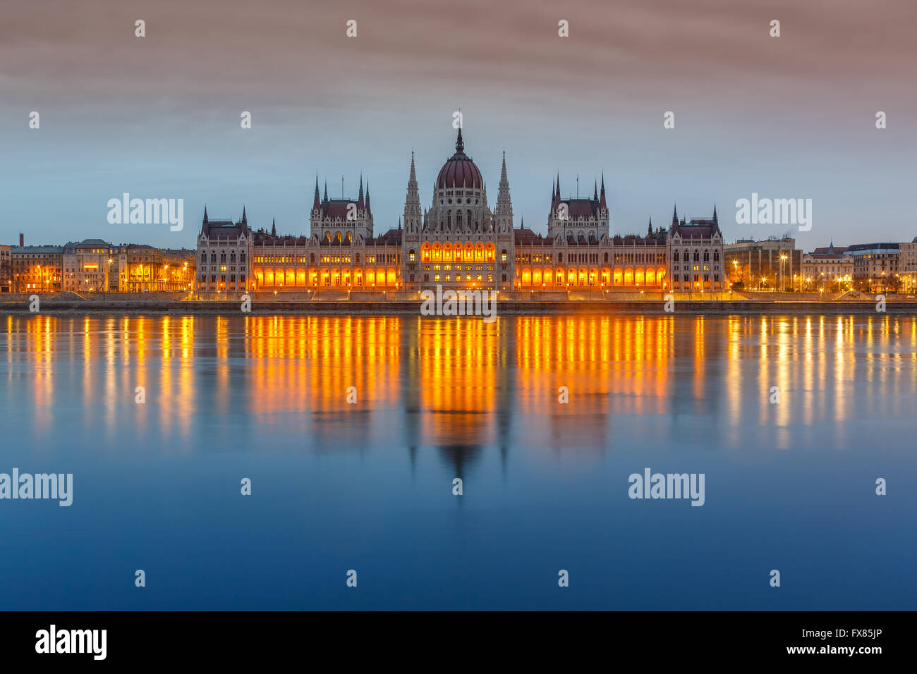 Hungarian parliament building night hi-res stock photography and images ...