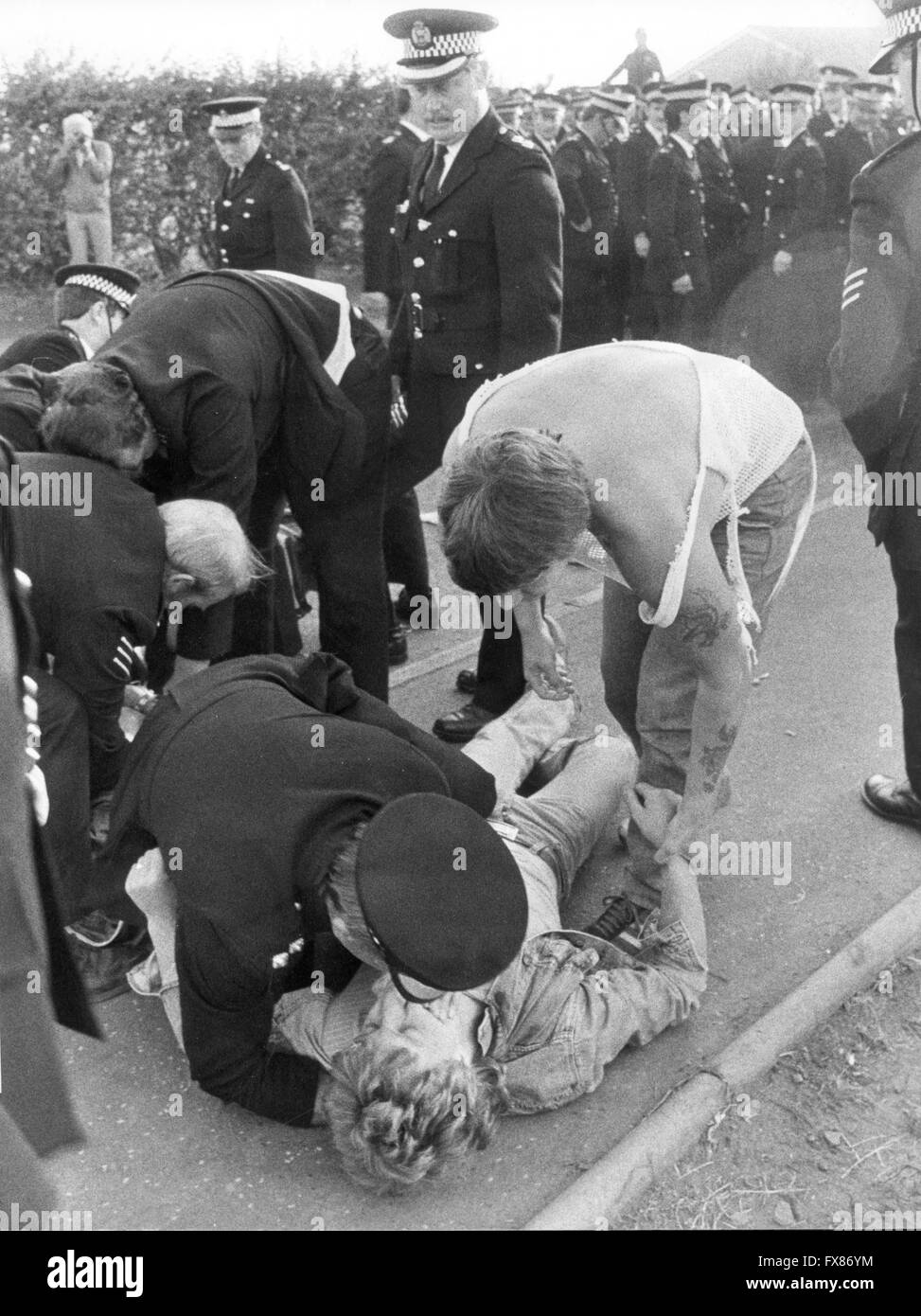 Police inspector gives kiss of life to injured picket at Bilston Glen colliery during the miners strike of 1984 Stock Photo