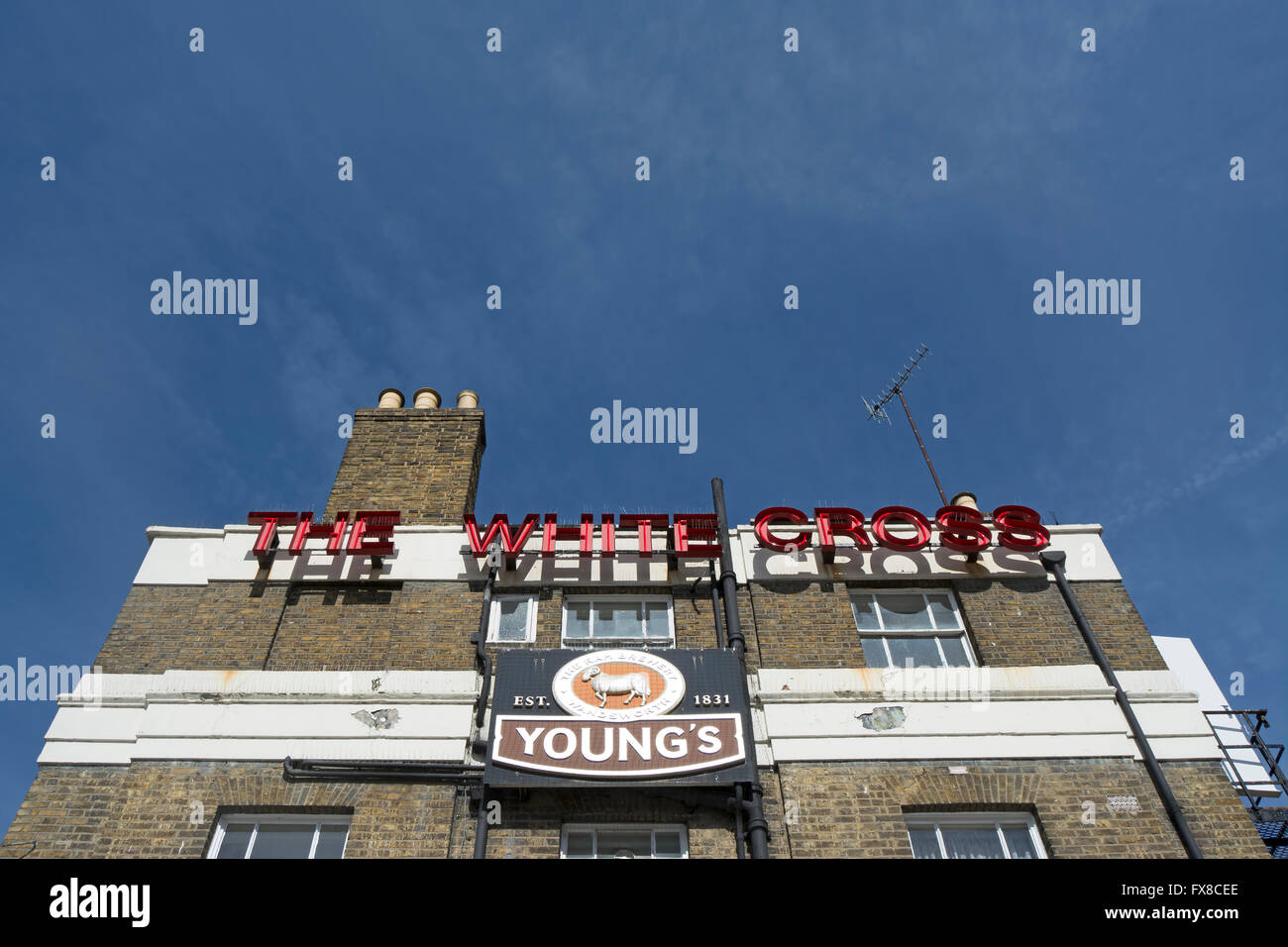 frontage of the white cross pub, in richmond upon thames, surrey