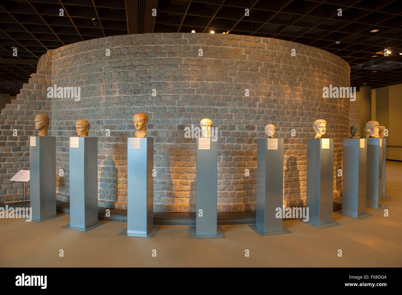 Köln, Innenstadt, Roncalliplatz, RömischGermanisches Museum, römische Büsten Stock Photo Alamy Köln, Innenstadt, Roncalliplatz, RömischGermanisches Museum, römische Büsten Stock Photo Alamy