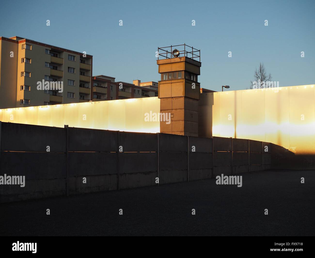 Visitors look at a part of the wall at the Berlin Wall Memorial in Berlin at Bernauer Straße on December, 30, 2015. Photo: Wolfram Steinberg/dpa Stock Photo