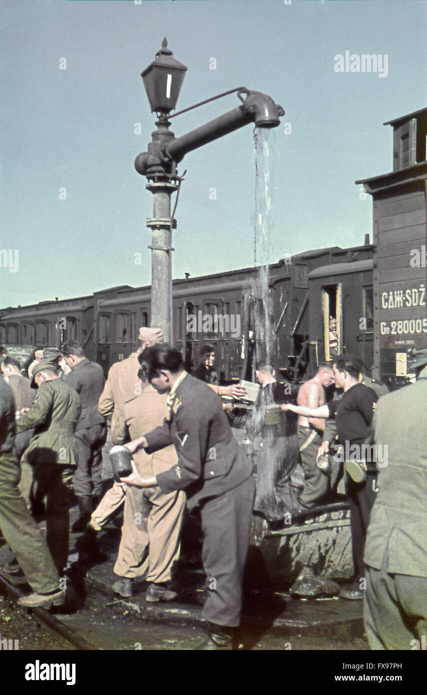 Short refreshment at a group transport during the Second World War in the Balkans. The photo was taken in April 1941. Photo: Image archive of the Railway Foundation - NO WIRE SERVICE - Stock Photo