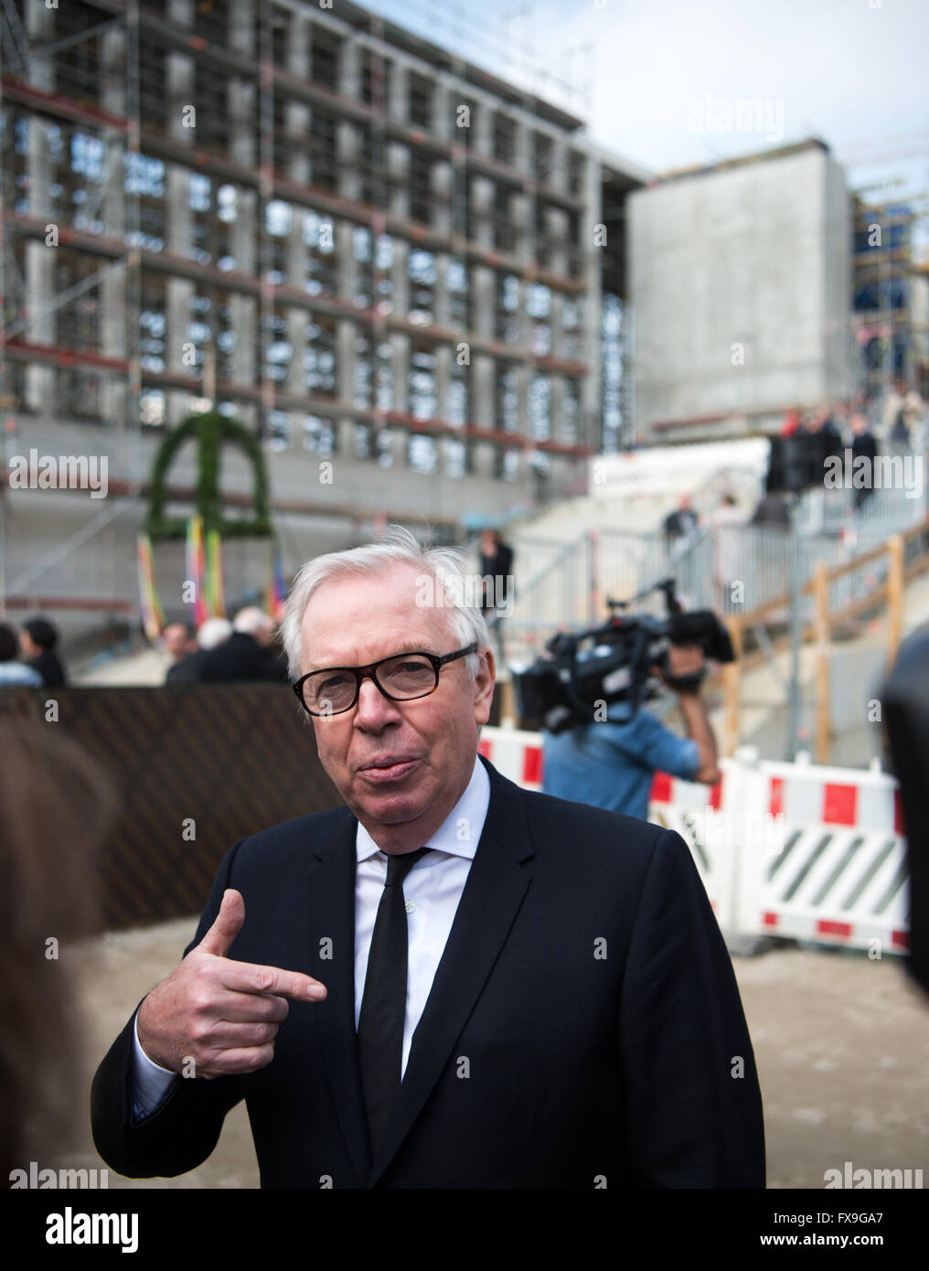 British architect David Chipperfield attends the roofing ceremony of the new entrance building of the 'Berlin Museum Island', the James-Simon-Galerie, in Berlin, Germany, 134 April 2016. The building which was designed by Chipperfield serves as a central access to the five museums on the island. PHOTO: BERND VON JUTRCZENKA/dpa Stock Photo