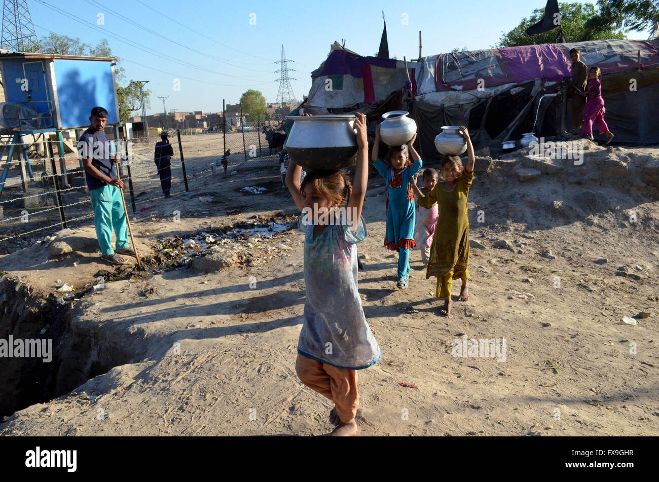 Lahore, Pakistan. 13th Apr, 2016. Pakistani girls fetch clean drinking
