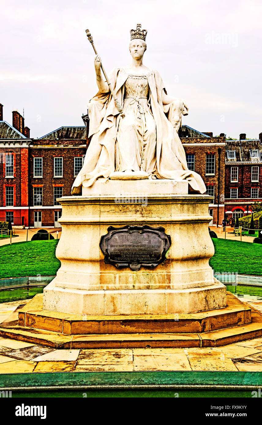 Statue of queen victoria in front of kensington Palace, London; Statue von Königin Viktoria Stock Photo