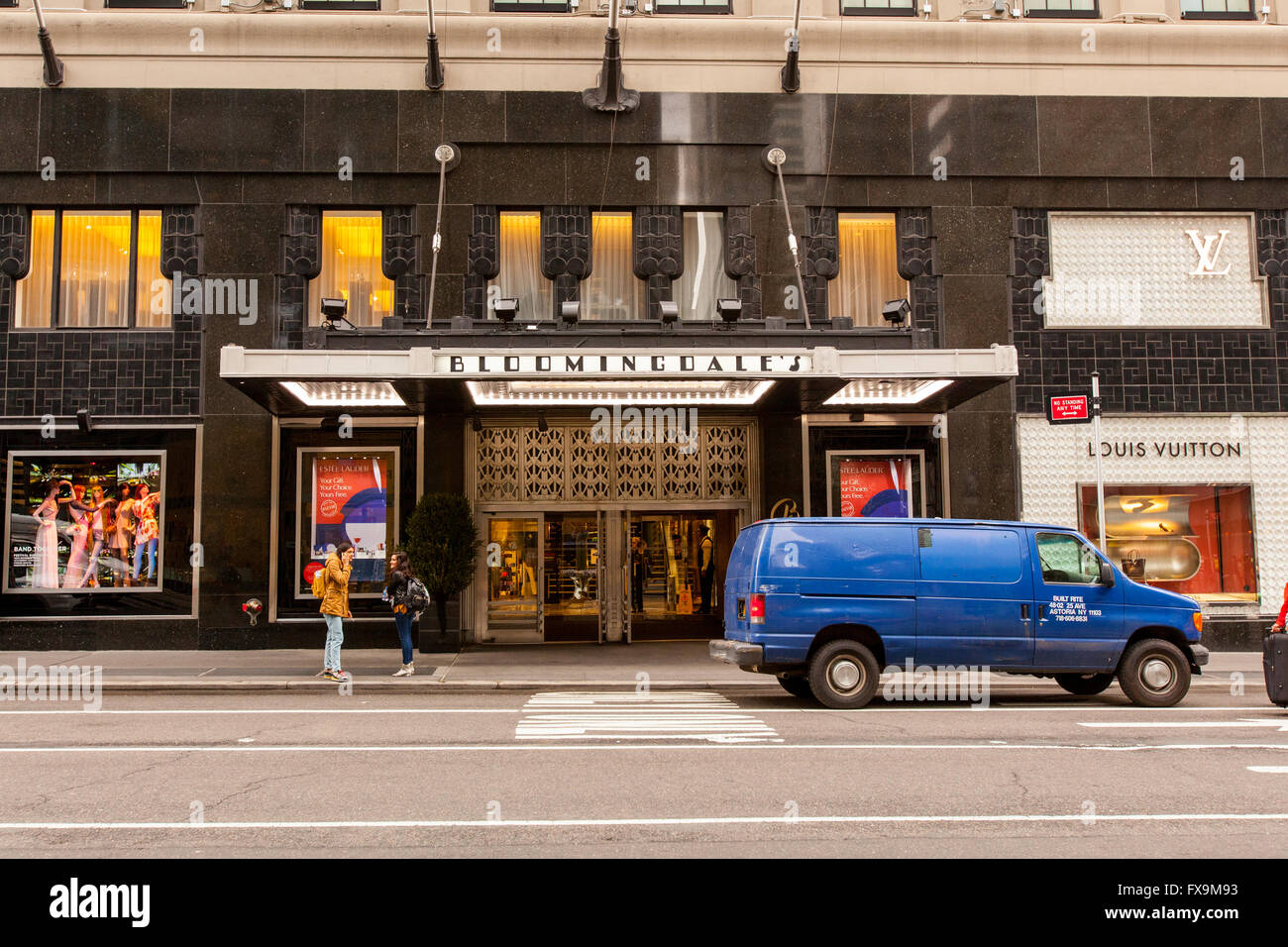 Bloomingdale's and brown bag hi-res stock photography and images - Alamy
