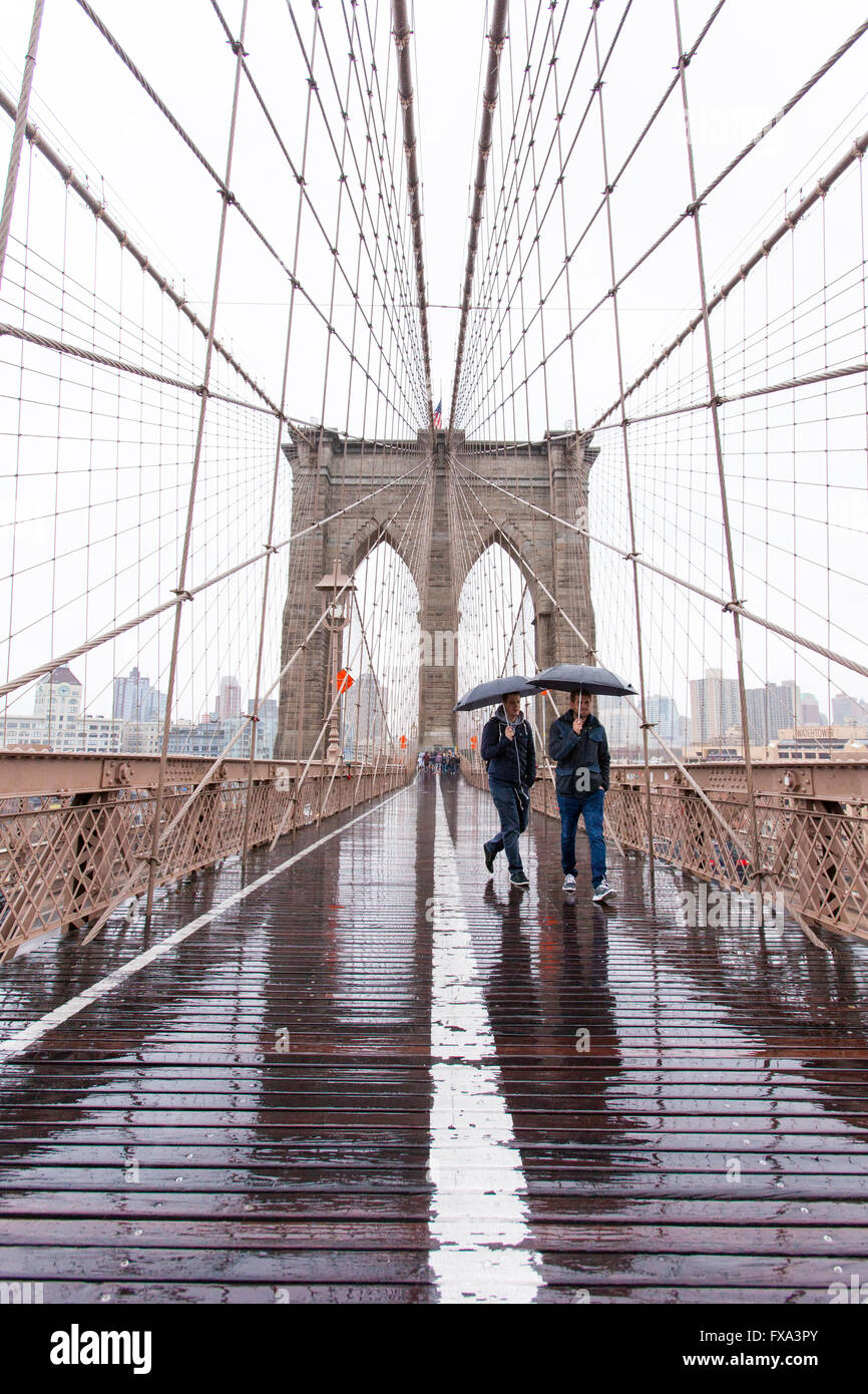 The Brooklyn Bridge over the East River between Brooklyn and Manhattan ...