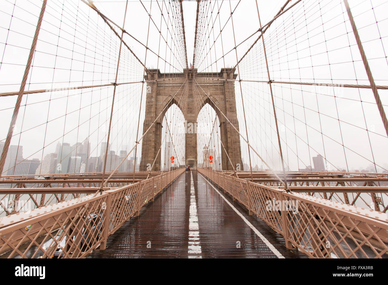 The Brooklyn Bridge over the East River between Brooklyn and Manhattan ...