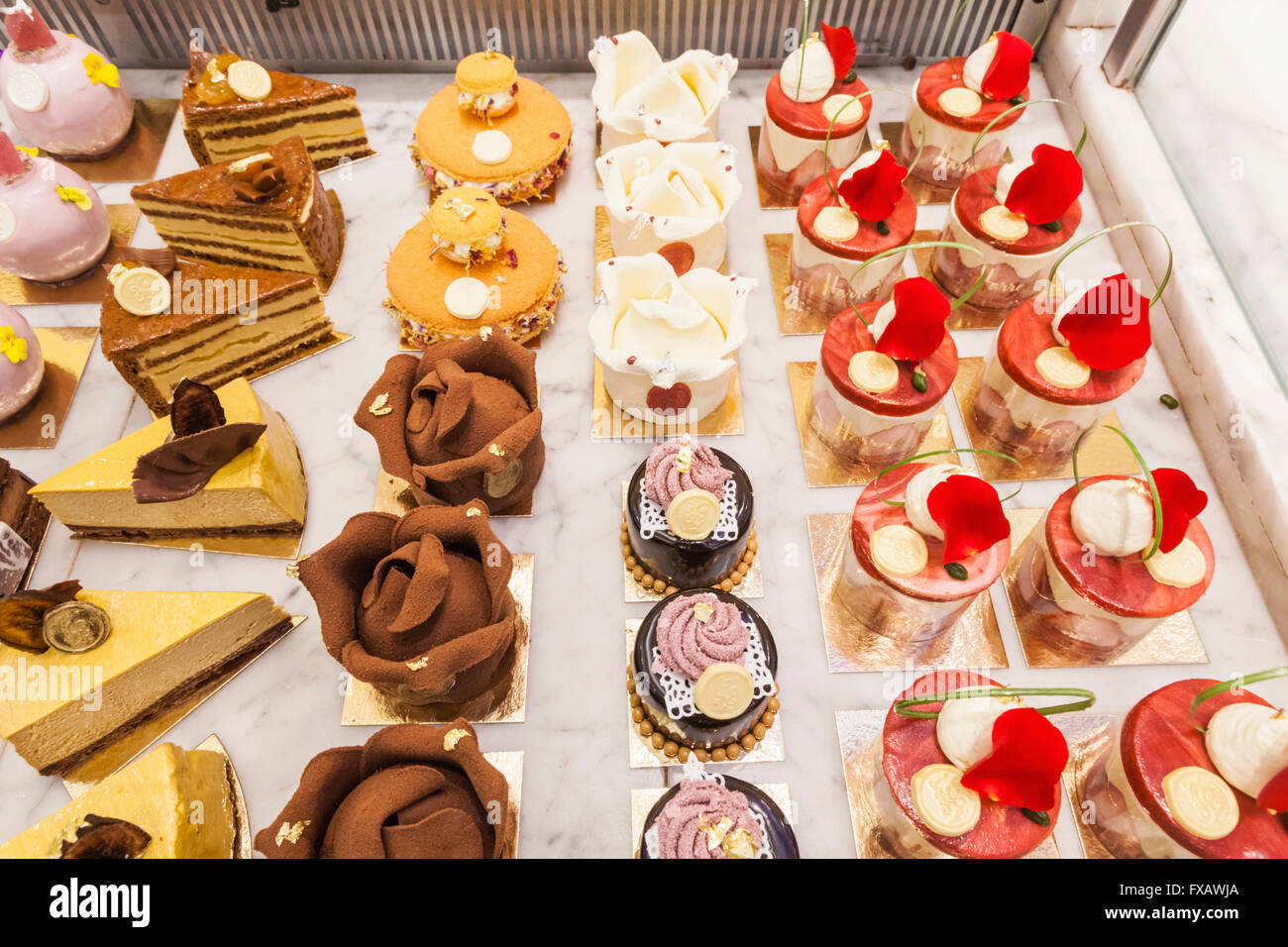 England, London, Knightsbridge, Harrods, Food Hall, Cake and Patisserie Counter Stock Photo Alamy