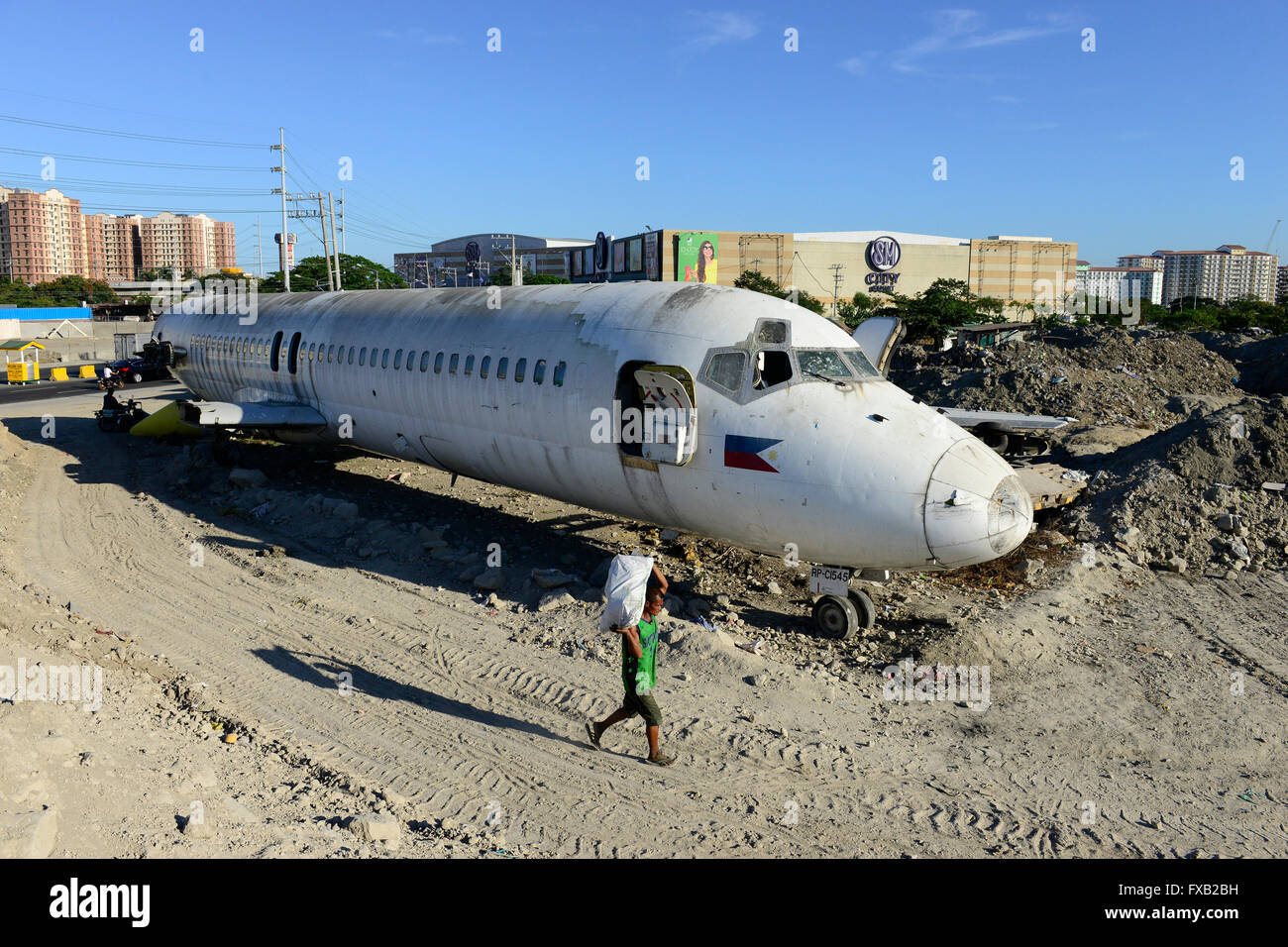 PHILIPPINES, Manila, Parañaque City, dumped airplane McDonnell Douglas DC-9 of philippine Airline Cebu Pacific, behind SM city shopping mall Sucat Stock Photo