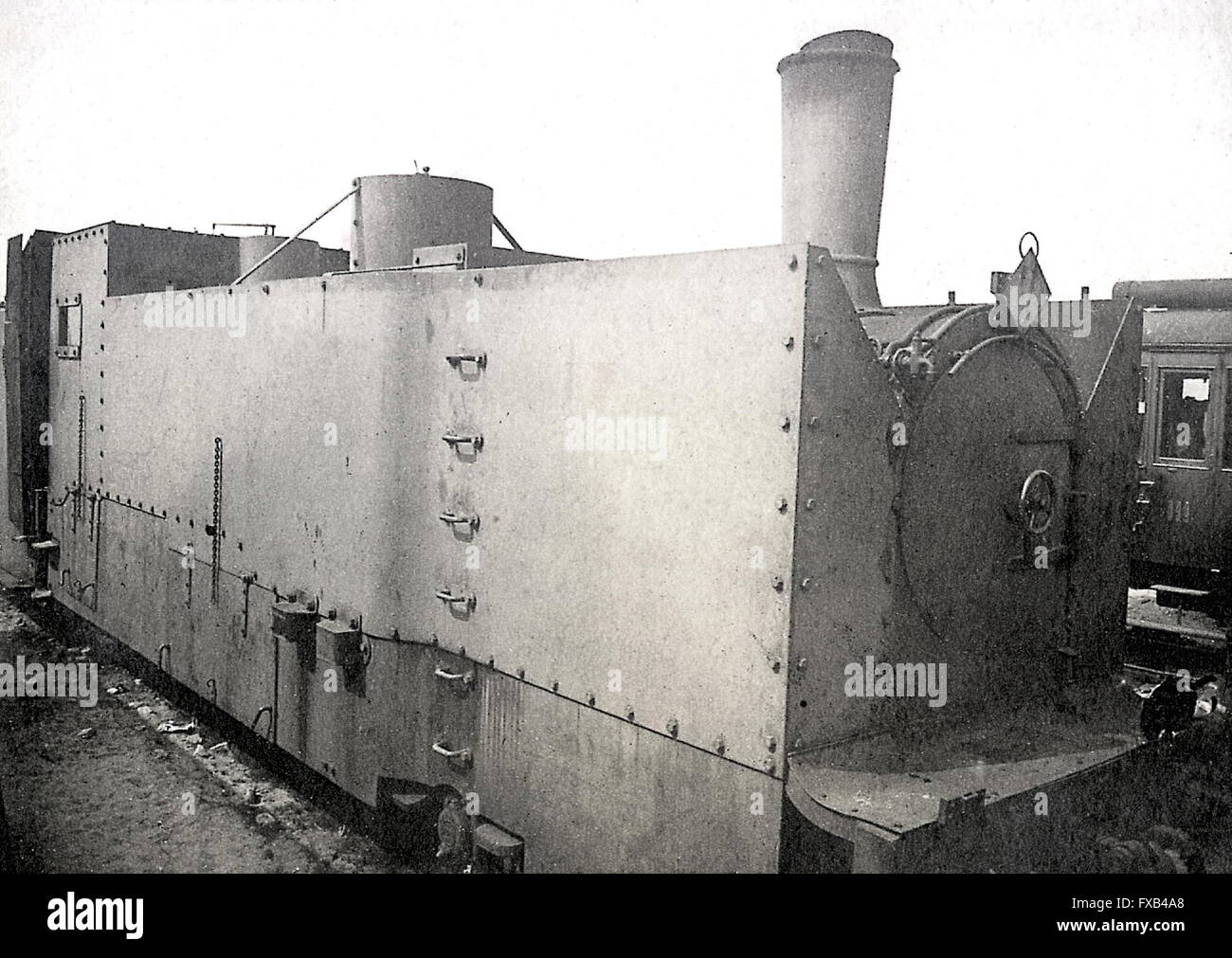 AJAXNETPHOTO. 1917.LOCATION UNKNOWN. - ALLIED ARMOURED NARROW GAUGE LIGHT RAILWAY LOCOMOTIVE, POSSIBLY NEAR NIEUPORT, BELGIUM.  PHOTO:AJAX VINTAGE PICTURE LIBRARY  REF:1917 FBALBPP 2 1 Stock Photo