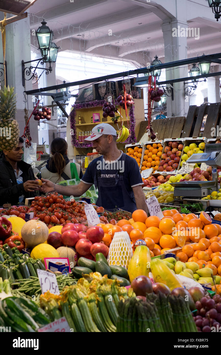 Business market street tourism rome hi-res stock photography and images ...