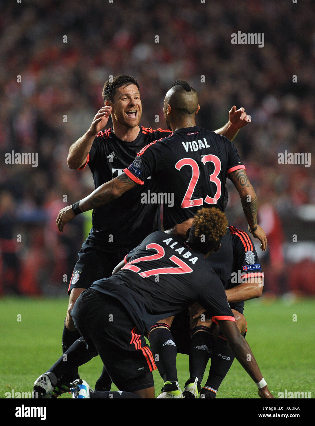 Munich's Arturo Vidal (top R) celebrates with teammate Xabi Alonso (L)  after scoring the equalizer goal during the UEFA Champions League quarterfinal second leg soccer match between SL Benfica and FC Bayern Munich at Estadio da Luz in Lisbon, Portugal, 13 April 2016. Photo: Paulo Duarte/dpa Stock Photo
