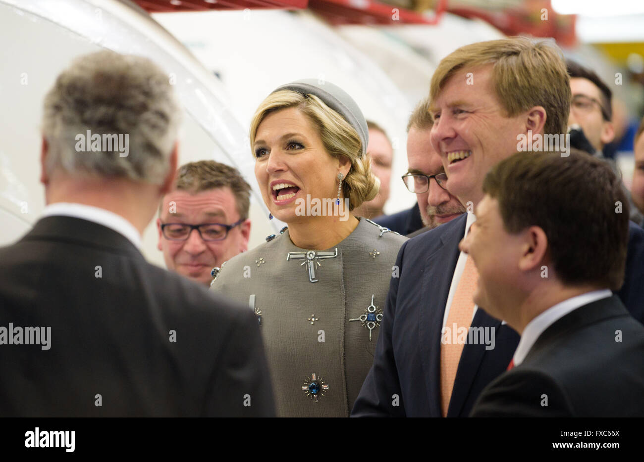 Erlangen, Germany. 14th Apr, 2016. Queen Maxima (C) and King Willem-Alexander (2.f.R) of the Netherlands visit Siemens Healthcare in Erlangen, Germany, 14 April 2016. The Dutch royal couple are on a two-day visit to Bavaria. Photo: NICOLAS ARMER/dpa/Alamy Live News Stock Photo