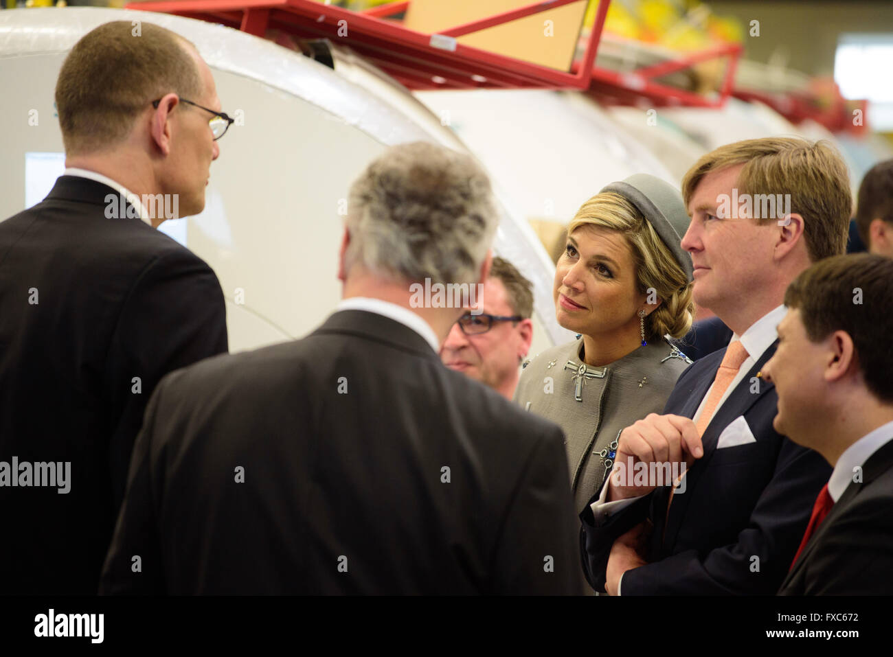 Erlangen, Germany. 14th Apr, 2016. The CEO of Siemens Healthcare, Bernd Montag (L), speaks with Queen Maxima (3.f.R.) and King Willem-Alexander (2.f.R.) of the Netherlands during a visit to Siemens Healthcare in Erlangen, Germany, 14 April 2016. The Dutch royal couple are on a two-day visit to Bavaria. Photo: NICOLAS ARMER/dpa/Alamy Live News Stock Photo