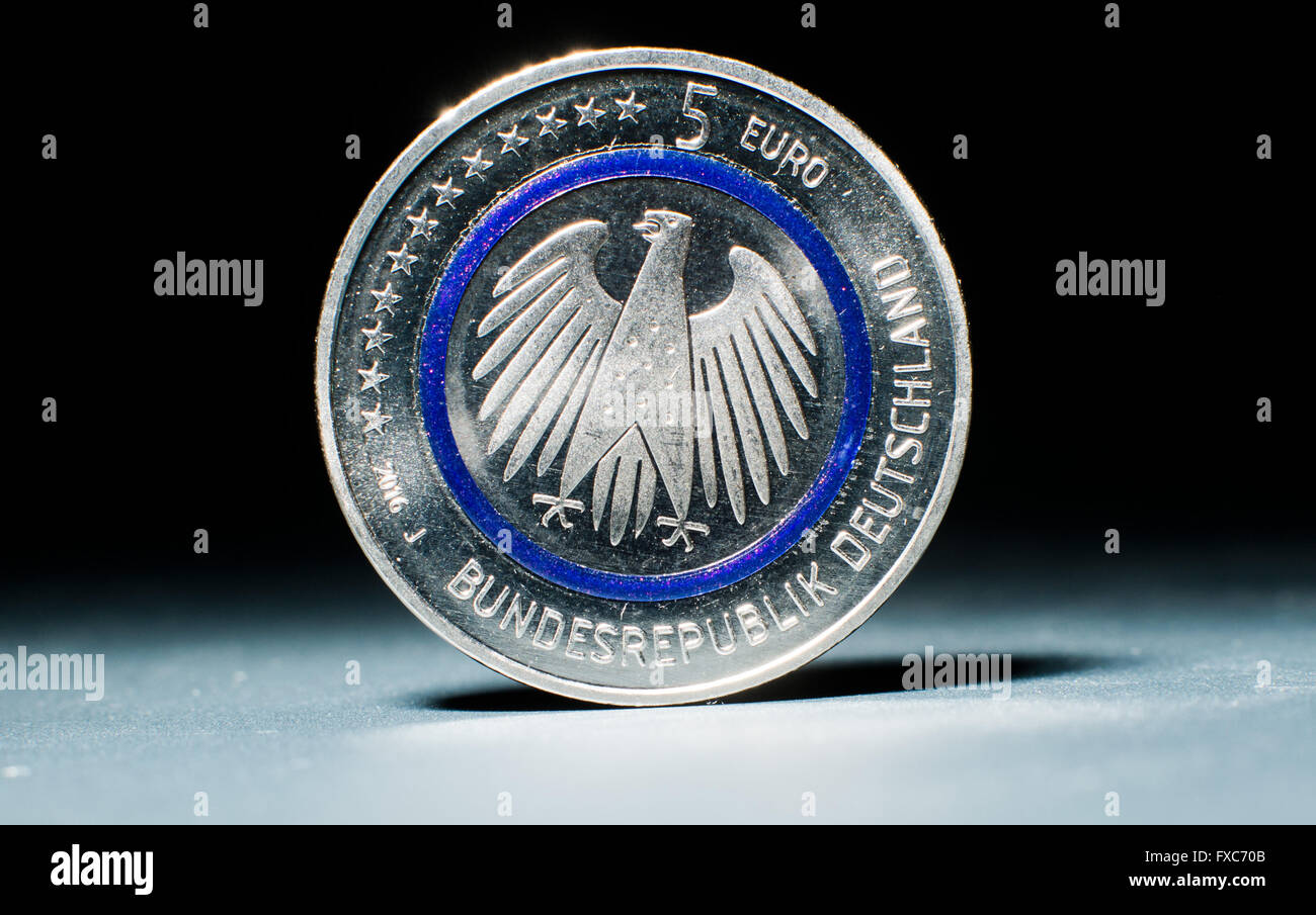 Монеты планета земля. Голубая монета. Neue 5 Euro.