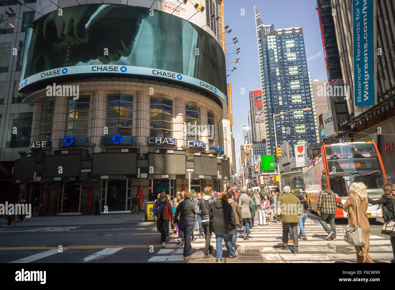 Chase bank times square new hi res stock photography and images Alamy