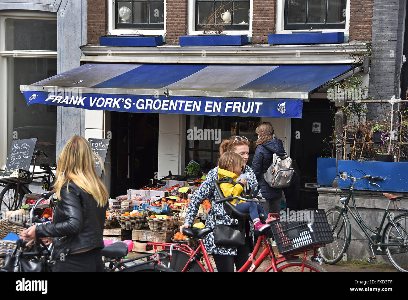 tekort Opgetild Hedendaags FRANK VORK'S GROENTE EN FRUIT Keizersgracht Dutch Amsterdam Netherlands (  Mother with child on bicycle Stock Photo - Alamy